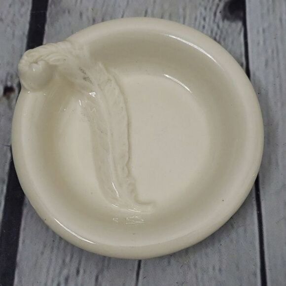 Vintage Minimalist Boho Cream Ceramic Feather Ring Dish Holder - Picture 2 of 9